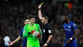 Kiper Kepa Arrizabalaga yang dianggap jelas melakukan pelanggaran kepada Harry Kane diberikan kartu kuningh oleh wasit Michael Oliver. (Action Images via Reuters/Andrew Couldridge)