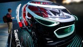 Seseorang sedang melihat ke konsep otonom Urbanetic buatan Mercedes-Benz yang dipajang di CES 2019. (REUTERS/Steve Marcus)