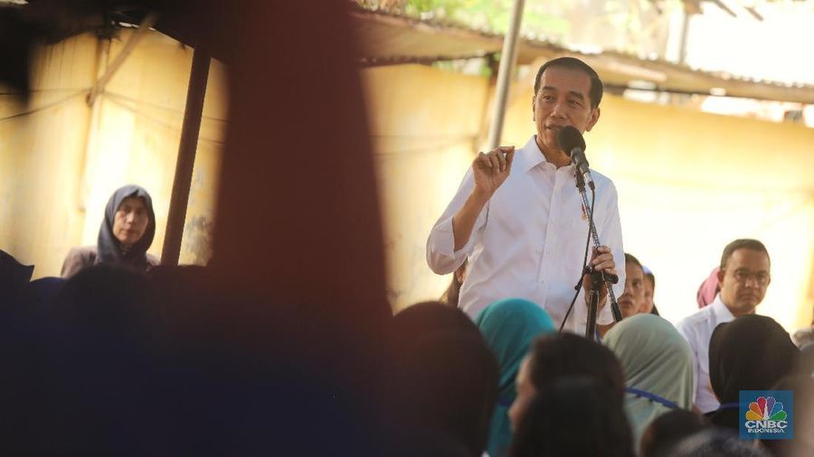 Dalam blusukan tersebut Jokowi menghadiri acara yang digelar PNM.