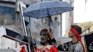 FOTO: Berharap Berkat Sentuhan 'Black Nazarene'