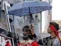 FOTO: Berharap Berkat Sentuhan 'Black Nazarene'