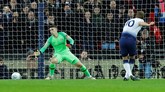 Tanpa kesulitan Harry Kane menuntaskan tugasnya sebagai eksekutor penalti dengan baik pada menit ke-26. Tendangan kaki kanan Kane ke sisi kanan gawang membuat kiper Kepa terkecoh. (REUTERS/Eddie Keogh)
