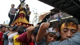 Sebelum perayaan puncak dilaksanakan pada 9 Januari, patung Black Nazarene itu telah diarak pada beberapa hari sebelumnya. (REUTERS/Eloisa Lopez)