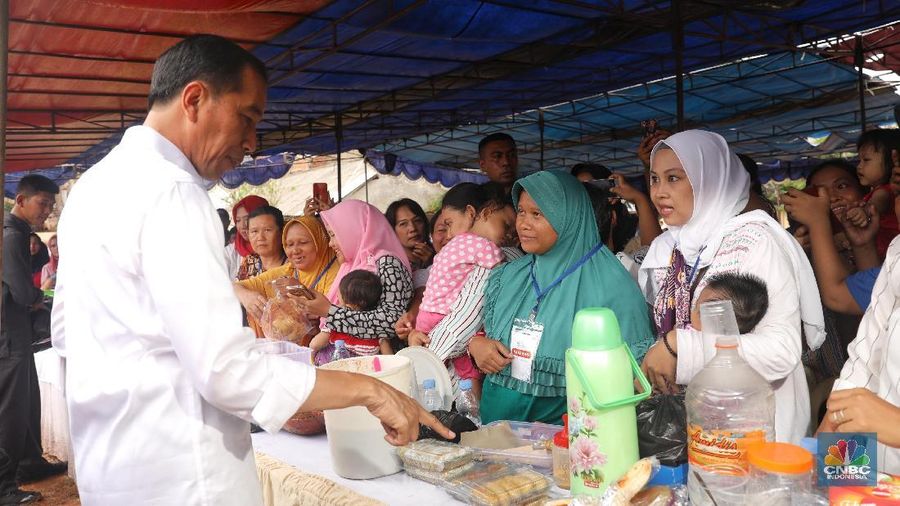 Dalam blusukan tersebut Jokowi menghadiri acara yang digelar PNM.