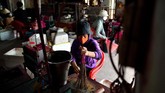 Desa ini menjadi produsen dupa untuk seluruh kawasan Vietnam, tak heran jika desa ini didominasi warna merah.