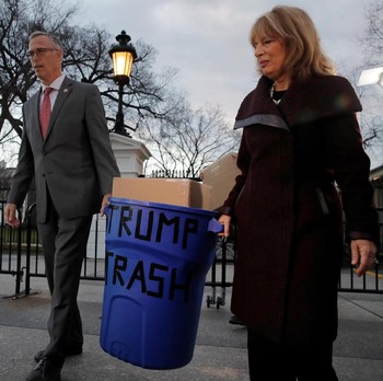 Protes Shutdown, Pejabat Kirim Tong Sampah untuk Trump