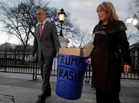 Protes Shutdown, Pejabat Kirim Tong Sampah untuk Trump