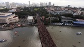 Patung Yesus yang memapah kayu salib tersebut telah diakui sebagai relik suci oleh Vatican pada 1605 oleh Paus Innocent X. Atas pengakuan tersebut, banyak umat Katolik meyakini patung tersebut membawa keberkahan dan keselamatan. (REUTERS/Soe Zeya Tun)