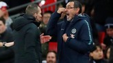 Manajer Chelsea Maurizio Sarri (kanan) berdebat dengan wasit keempat Kevin Friend di pinggir lapangan. Sarri mengecam posisi Harry Kane yang lebih dulu offside sebelum mendapatkan penalti dan akhirnya mencetak gol. (Action Images via Reuters/Andrew Couldridge)