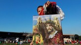 Dalam perayaan Black Nazarene, patung Yesus tersebut dipindahkan dengan cara ditempatkan di atas sebuah kendaraan dan ditarik tali juga didorong dari belakang. Para jemaah pun berlomba menyentuh setiap bagian dari kendaraan Black Nazarene. (REUTERS/Soe Zeya Tun)