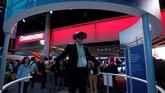 Qualcomm pamer cip yang dibekali kecerdasan untuk mendukung sistem navigasi. Pengunjung bisa merasakan menjadi navigator helikopter lewat gim virtual. (REUTERS/Steve Marcus)