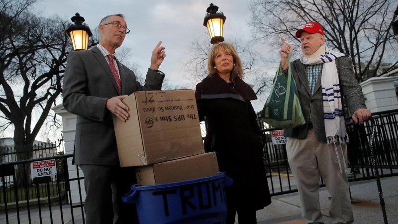 Aksi tersebut sebagai protes kepada Trump.