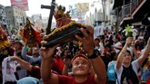 Banyak peserta mengaku datang ke festival tersebut adalah sebagai bentuk syukur dan menyebut patung Yesus tersebut pernah menyembuhkan banyak orang sakit. (REUTERS/Eloisa Lopez)