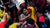 Dalam Festival Black Nazarene, patung yang bersemayam dalam sebuah lokasi di kawasan kuno Intramuros Manila, dipindahkan dengan arak-arakan ke Gereja Quiapo. Tradisi ini kerap dilakukan oleh penganut Katolik sebagai ungkapan penghormatan pada relik suci. (REUTERS/Soe Zeya Tun)