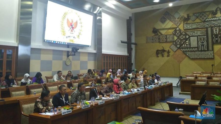Sejumlah rumah sakit sempat menolak pasien BPJS Kesehatan karena BPJS memutus kontrak rumah sakit yang belum terakreditasi.