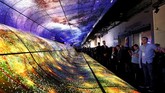LG pamer televisi OLED 65 inci dengan bagian dasar yang bisa digulung dan dibentangkan kembali sesuai kebutuhan. (REUTERS/Steve Marcus)