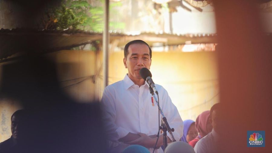 Jokowi mengatakan jumlah usaha mikro kecil dan menengah (UMKM) di Tanah Air saat ini besar, demikian juga dengan permasalahannya.