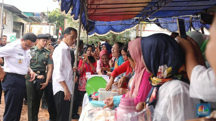 Dalam blusukan tersebut Jokowi menghadiri acara yang digelar PNM.