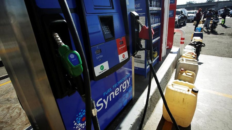 Plastic canisters are lined up next to a petrol pump as people queue to buy gasoline at a gas station in Salamanca, Guanajuato state, Mexico, January 8, 2019. REUTERS/Daniel Becerril