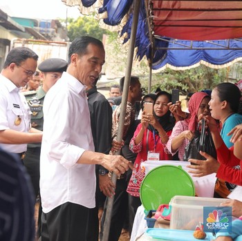 Ditemani Anies, Jokowi Blusukan dan Beli Gorengan di Tambora