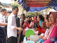 Ditemani Anies, Jokowi Blusukan dan Beli Gorengan di Tambora