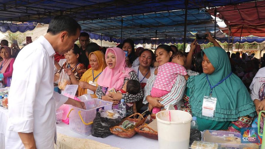 Dalam blusukan tersebut Jokowi menghadiri acara yang digelar PNM.