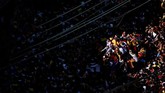 Jutaan umat Katolik ini bukan hanya datang dari Manila, namun juga seluruh penjuru Filipina. Patung Black Nazarene yang menggambarkan Yesus tengah memapah salib hitam diyakini banyak mendatangkan keajaiban dan keberkahan. (REUTERS/Soe Zeya Tun)