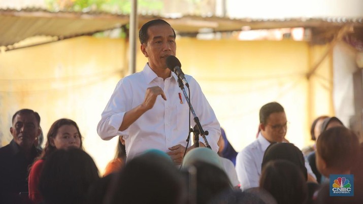 Jokowi ke Emak-emak: Dapat Modal Jangan Dibelikan HP Presiden Joko Widodo (Jokowi) meninjau program Membina Ekonomi Keluarga Sejahtera (Meekar) di bilangan Tambora, Jakarta Barat, Rabu (9/1/2018).