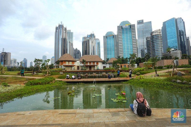 Pekerja beraktivitas di proyek revitalisasi Taman Mini Indonesia Indah (TMII) Jakarta Timur, Kamis (25/8/2022). Pemerintah mempercepat revitalisasi Taman Mini Indonesia Indah (TMII), objek wisata di Jakarta itu menjadi salah satu spot side event Konferensi Tingkat Tinggi (KTT) G20 di Bali pada bulan November 2022. (CNBC Indonesia/Tri Susilo) Pekerja beraktivitas di proyek revitalisasi Taman Mini Indonesia Indah (TMII) Jakarta Timur, Kamis (25/8/2022). Pemerintah mempercepat revitalisasi Taman Mini Indonesia Indah (TMII), objek wisata di Jakarta itu menjadi salah satu spot side event Konferensi Tingkat Tinggi (KTT) G20 di Bali pada bulan November 2022. (CNBC Indonesia/Tri Susilo)