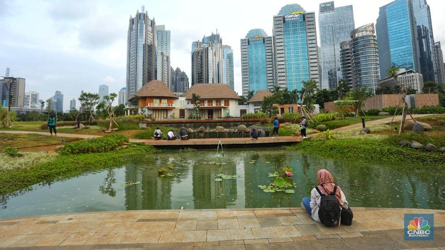 Pekerja beraktivitas di proyek revitalisasi Taman Mini Indonesia Indah (TMII) Jakarta Timur, Kamis (25/8/2022). Pemerintah mempercepat revitalisasi Taman Mini Indonesia Indah (TMII), objek wisata di Jakarta itu menjadi salah satu spot side event Konferensi Tingkat Tinggi (KTT) G20 di Bali pada bulan November 2022. (CNBC Indonesia/Tri Susilo)
