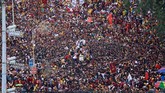 Patung Black Nazarene diketahui berasal dari Meksiko dan dibuat pada abad ke-16 Masehi dan dipindah ke Filipina pada 1606. Dibuat dari kayu gelap dan berukuran manusia dewasa. (REUTERS/Soe Zeya Tun)