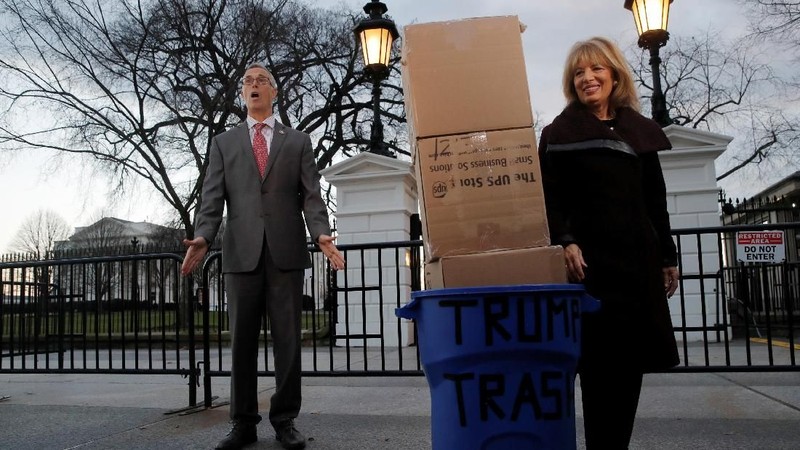Aksi tersebut sebagai protes kepada Trump.