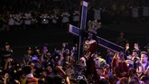 Setiap 9 Januari, jutaan umat Katolik di Manila, Filipina, berdesak untuk menyentuh 'Black Nazarene', patung Yesus berkulit gelap yang membawa salib hitam. (REUTERS/Eloisa Lopez)
