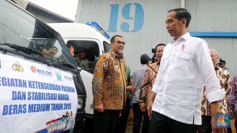 Presiden Joko Widodo meninjau Gudang dan Kegiatan Ketersediaan Pasokan dan Stabilisasi Harga Beras di Gudang Bulog Divre DKI Jakarta dan Banten.