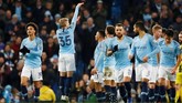 Oleksandr Zinchenko merayakan gol dengan berpose seperti pemain basket yang melepaskan tembakan three point. (Reuters/Jason Cairnduff)