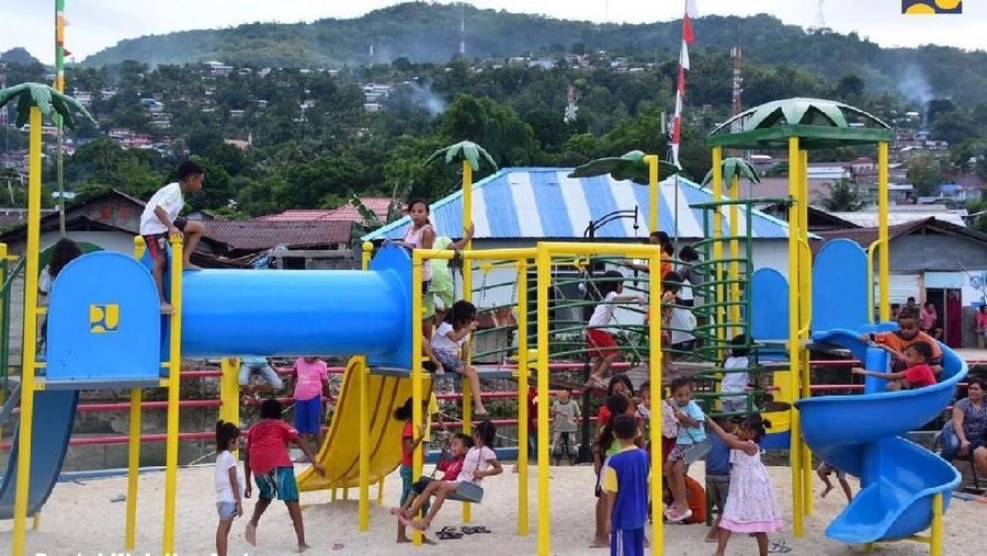 Kesadaran dan peran aktif masyarakat memelihara kawasan Pantai Wainitu sangat penting, salah satunya tidak membuang sampah ke laut.