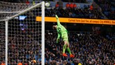 Oleksandr Zinchenko mencetak gol indah yang membuat Manchester City unggul 4-0. Bola menukik tajam saat masuk ke dalam gawang. (REUTERS/Phil Noble)