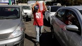 Kalangan industri mulai khawatir kelangkaan BBM akan berdampak terhadap proses produksi. (REUTERS/Alan Ortega)
