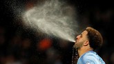 Kyle Walker juga ikut mencatatkan namanya di papan skor. (REUTERS/Phil Noble)