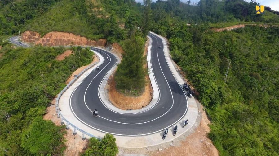 Pembangunan jalan akses sepanjang 41,08 Km ke Kawasan Strategis Pariwisata Nasional (KSPN) Wisata Mandeh yang berada di Kabupaten Pesisir Selatan, Sumatera Barat. (Biro Pers Kementerian PUPR)