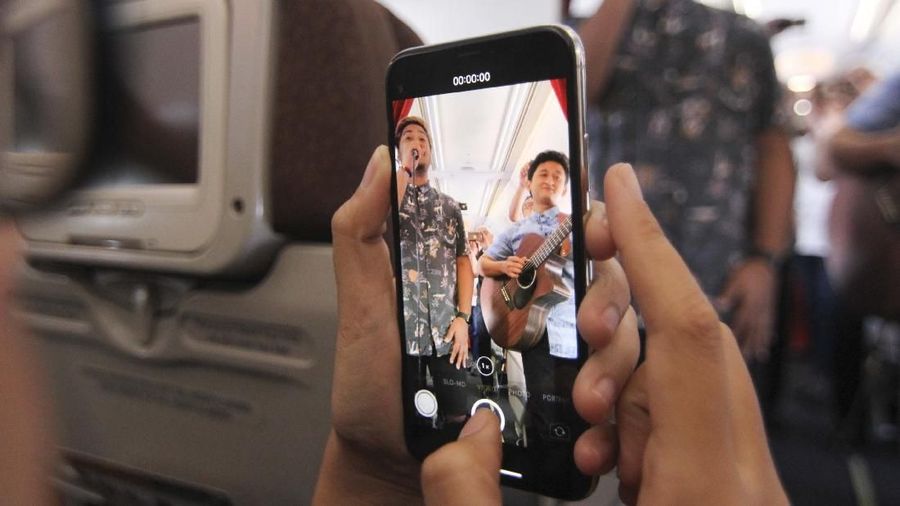 Garuda hadirkan terobosan pelayanan penerbangan, dengan gelar konser akustik di atas pesawat 