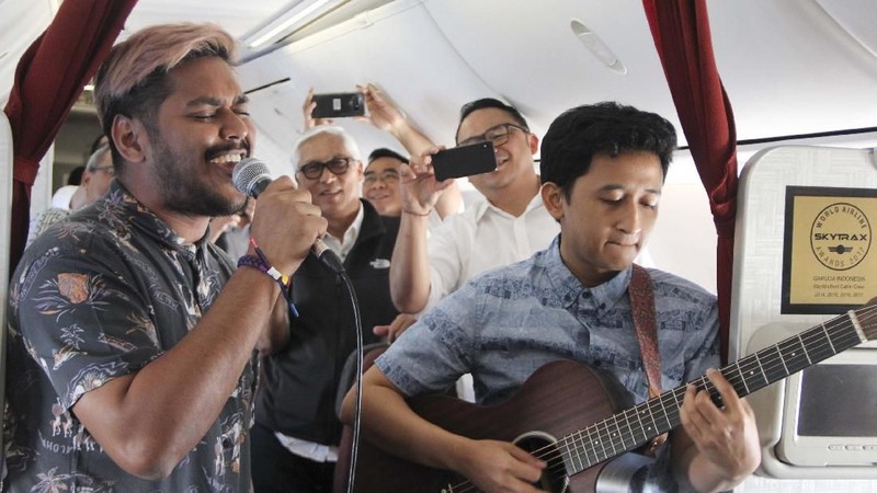 Garuda hadirkan terobosan pelayanan penerbangan, dengan gelar konser akustik di atas pesawat 