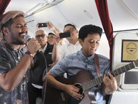 Wah, Ada Live Music Akustik di Penerbangan Garuda