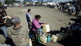 Presiden Obrador menyatakan dia mengirimkan polisi dan tentara untuk melindungi kilang-kilang milik perusahaan negara, Petroleum Mexico (Pemex) dari pencurian. (REUTERS/Daniel Becerril)