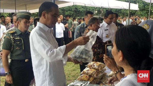 Saat Jokowi 'Wefie' dan Jajan Cilok di Ciracas