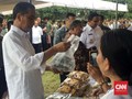 Saat Jokowi 'Wefie' dan Jajan Cilok di Ciracas