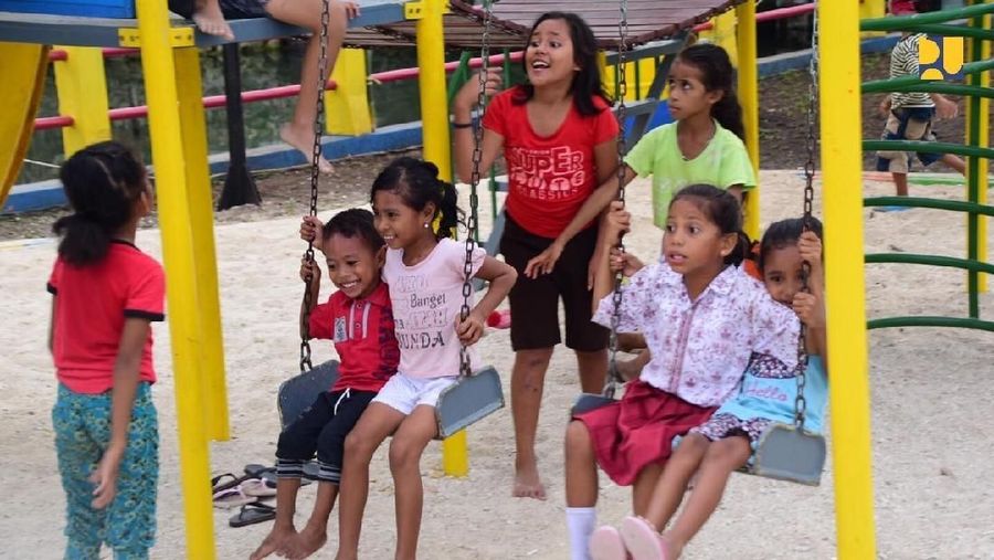 Kesadaran dan peran aktif masyarakat memelihara kawasan Pantai Wainitu sangat penting, salah satunya tidak membuang sampah ke laut.