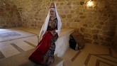 Seorang wanita Palestina mengenakan thobe dan berpose di Ramallah. (REUTERS/Mohamad Torokman)