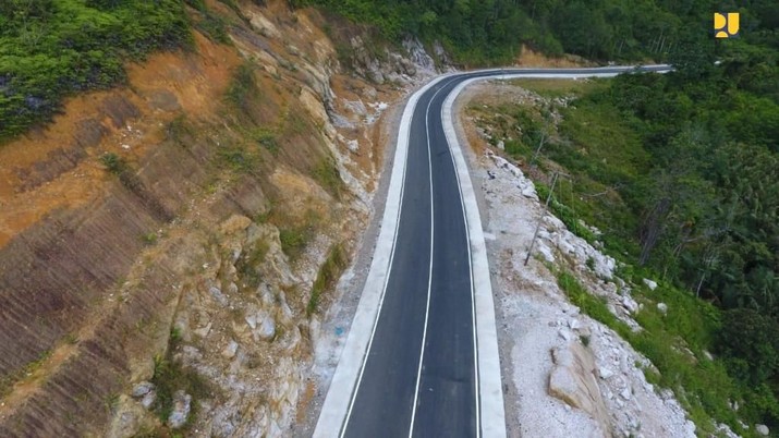 Pembangunan jalan akses sepanjang 41,08 Km ke Kawasan Strategis Pariwisata Nasional (KSPN) Wisata Mandeh yang berada di Kabupaten Pesisir Selatan, Sumatera Barat. (Biro Pers Kementerian PUPR) Pembangunan jalan akses sepanjang 41,08 Km ke Kawasan Strategis Pariwisata Nasional (KSPN) Wisata Mandeh yang berada di Kabupaten Pesisir Selatan, Sumatera Barat. (Biro Pers Kementerian PUPR)