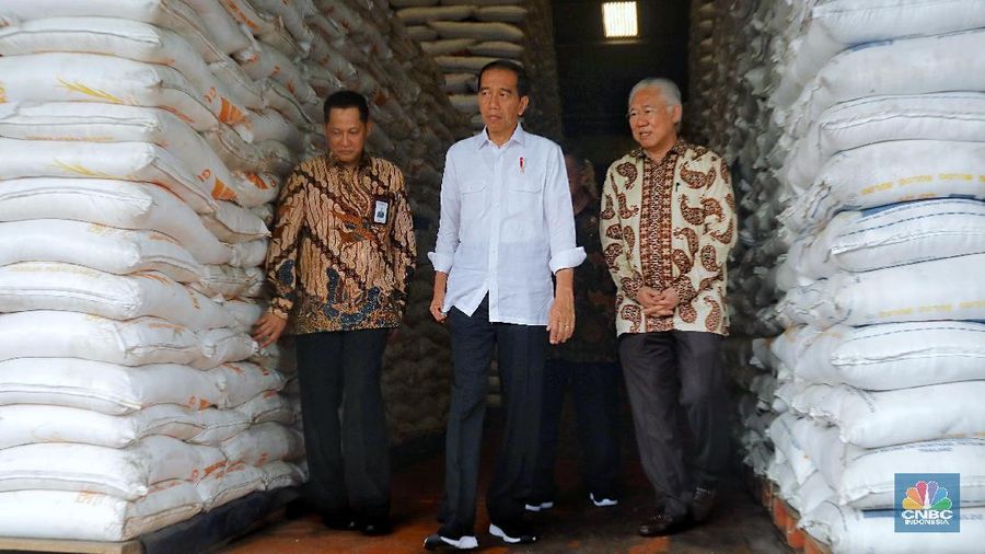 Bulog memprediksi gudang beras dapat terisi tiga juta ton pada akhir tahun.